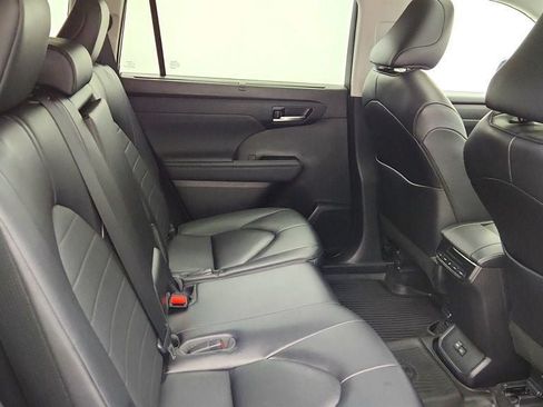 Used 2023 Toyota Highlander XLE AWD/4WD image 24