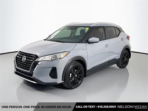 Used 2021 Nissan Kicks SV image 1