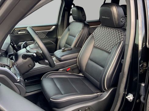Used 2025 GMC Acadia Denali FWD image 8