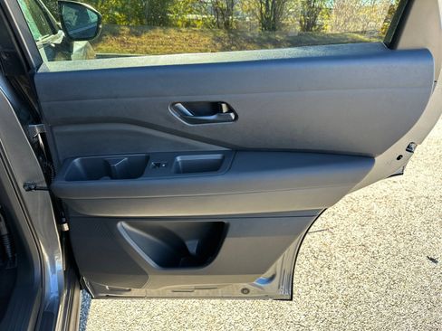 New 2025 Nissan Pathfinder SV w/ SV Premium Package image 17