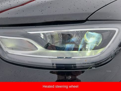 Used 2025 Chrysler Pacifica Select image 17