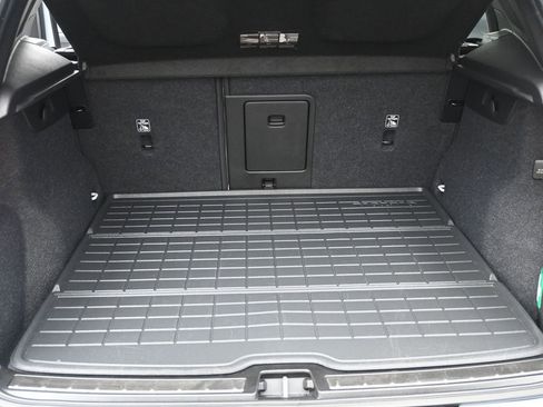 Used 2024 Volvo XC40 B5 Ultimate image 11