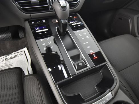 Certified 2025 Porsche Macan AWD/4WD image 23