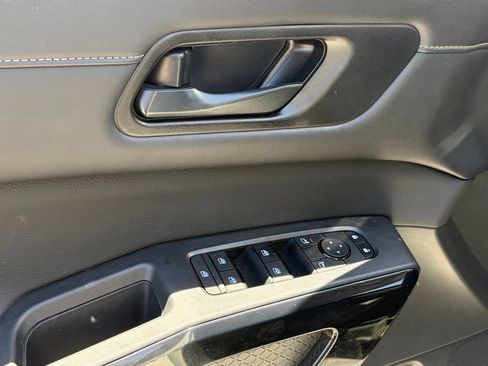 Used 2025 Nissan Pathfinder S FWD image 6