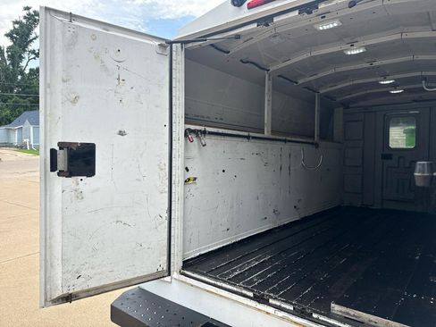 Used 2018 Chevrolet Express 3500 w/ Power Convenience Package RWD image 17