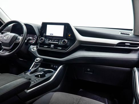 Used 2025 Toyota Highlander LE FWD image 20