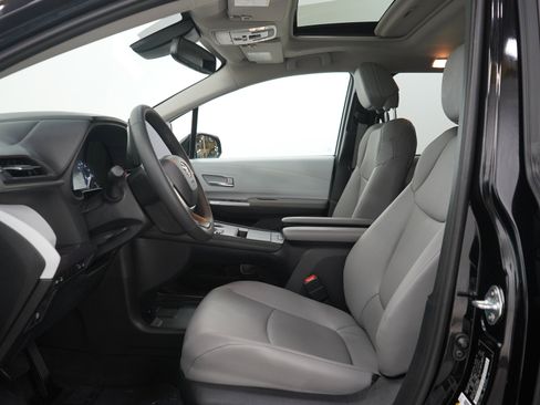 Used 2025 Toyota Sienna XLE w/ XLE Plus Package AWD/4WD image 24