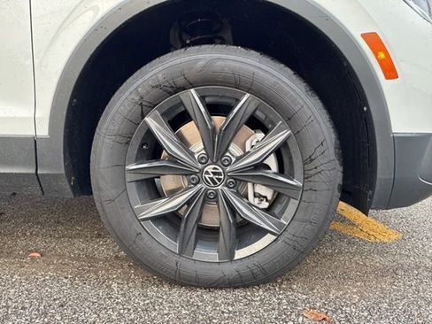 New 2024 Volkswagen Tiguan SE image 11