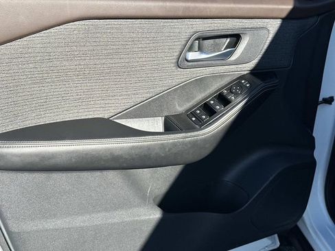 Used 2023 Nissan Rogue SV image 12