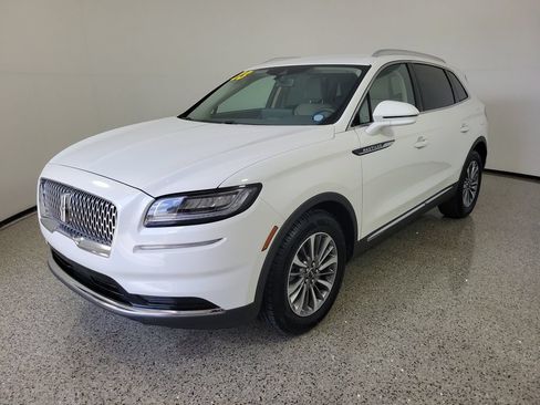 Used 2023 Lincoln Nautilus AWD image 2