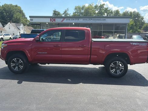 Used 2017 Toyota Tacoma TRD Sport AWD/4WD image 8