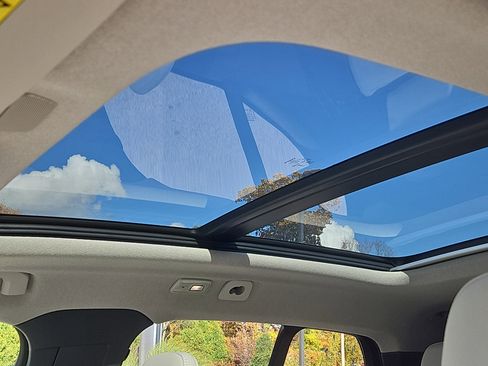 Used 2025 Volvo XC40 B5 Ultra w/ Climate Package image 7