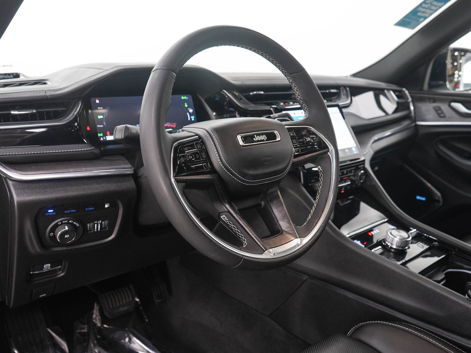 Used 2023 Jeep Grand Cherokee Overland w/ Luxury Tech Group IV AWD/4WD image 26