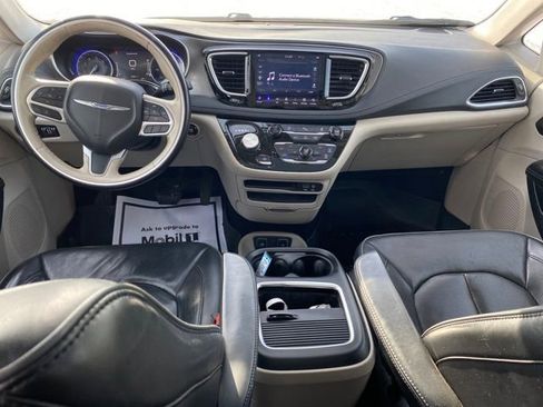 Used 2019 Chrysler Pacifica Limited image 6
