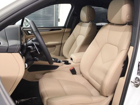 Certified 2022 Porsche Macan AWD/4WD image 23