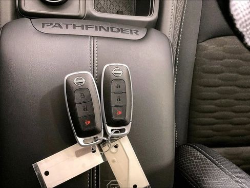 Used 2025 Nissan Pathfinder S image 14