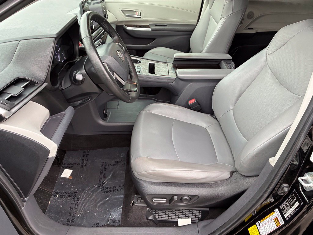 Used 2023 Toyota Sienna XLE FWD image 11