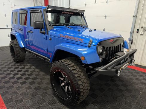 Used 2015 Jeep Wrangler Unlimited Sahara w/ Max Tow Package AWD/4WD image 9