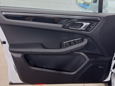 Certified 2026 Porsche Macan image 22