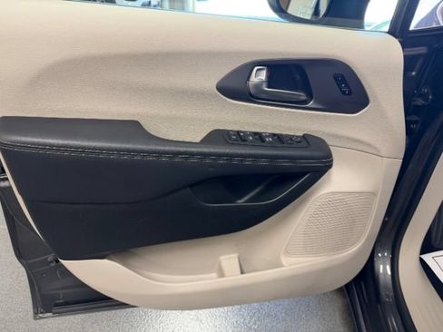 Used 2023 Chrysler Pacifica Touring-L FWD image 8