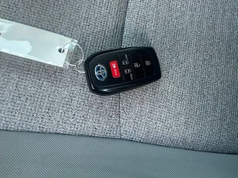 Used 2021 Toyota Sienna LE FWD image 7