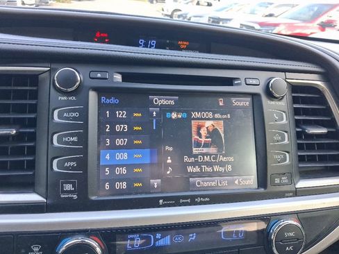 Used 2019 Toyota Highlander Limited FWD image 26