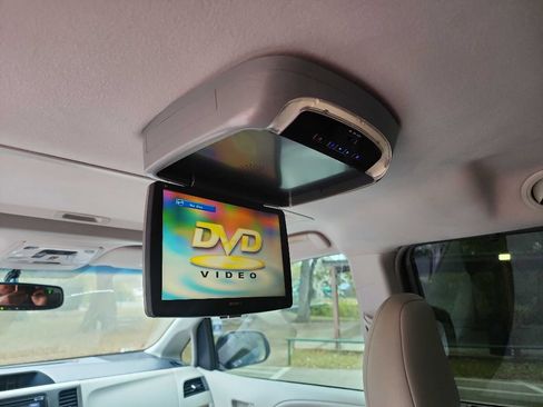 Used 2014 Toyota Sienna XLE image 28