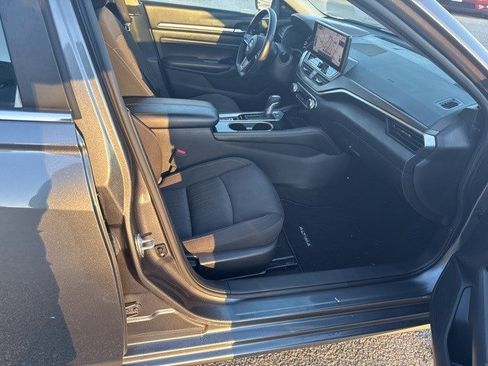 Used 2023 Nissan Altima 2.5 SV w/ SV Premium Package image 17