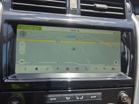 Used 2017 Land Rover Discovery HSE AWD/4WD image 10