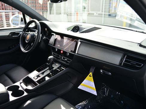 Certified 2026 Porsche Macan AWD/4WD image 24