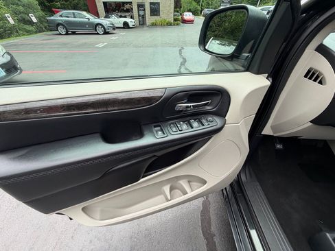 Used 2019 Dodge Grand Caravan SE FWD image 22