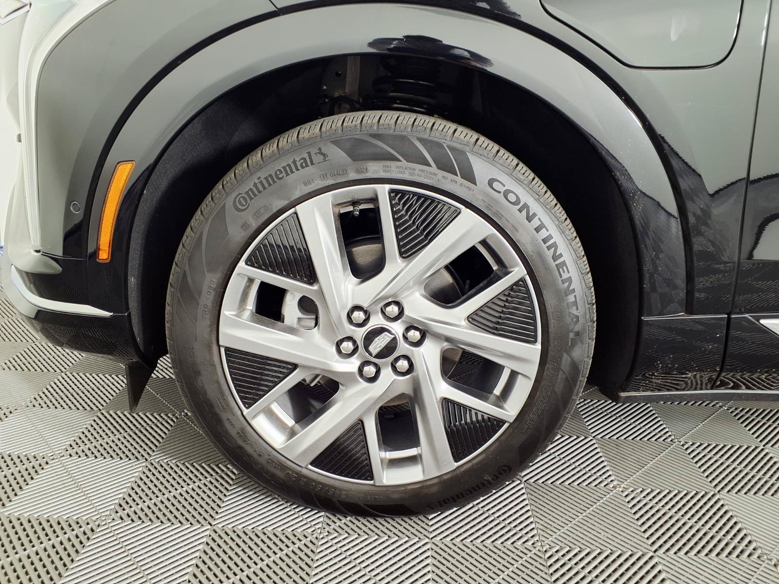 Certified 2025 Cadillac Optiq Luxury 2 w/ LPO, Floor Liner Package AWD/4WD image 7