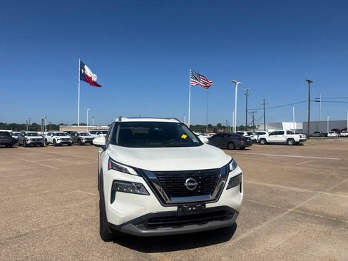 Used 2023 Nissan Rogue SV w/ SV Premium B Package FWD image 3