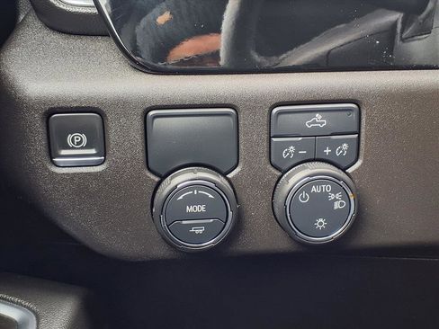 Used 2025 Chevrolet Silverado 1500 LT image 9