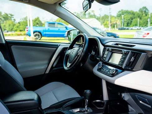 Used 2018 Toyota RAV4 XLE AWD/4WD image 23