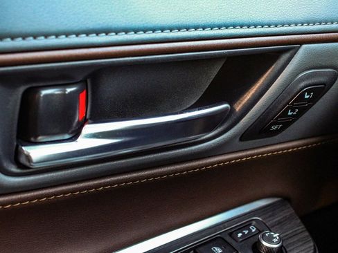 Used 2023 Toyota Venza XLE image 9