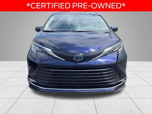 Used 2022 Toyota Sienna XLE AWD/4WD image 2