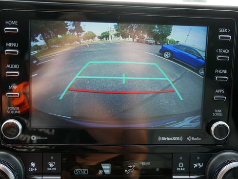 Used 2022 Toyota Highlander XLE AWD/4WD image 22