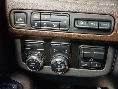 Used 2022 GMC Yukon XL Denali w/ Denali Ultimate Package image 18