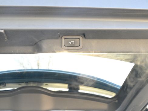 Used 2019 Land Rover Discovery HSE image 45