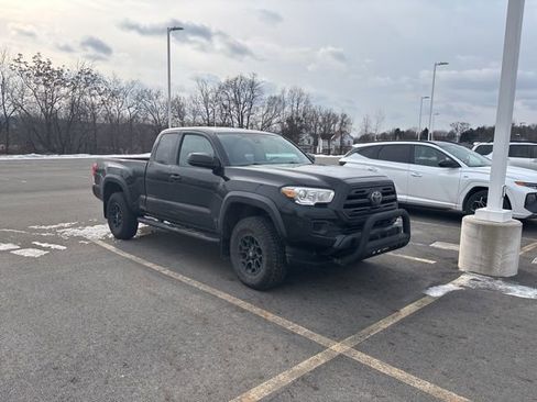 Used 2019 Toyota Tacoma SR image 7