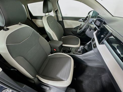 Used 2025 Volkswagen Taos SE image 30