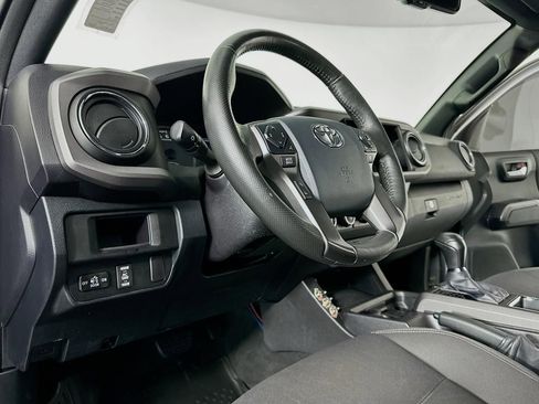 Used 2016 Toyota Tacoma TRD Sport image 32