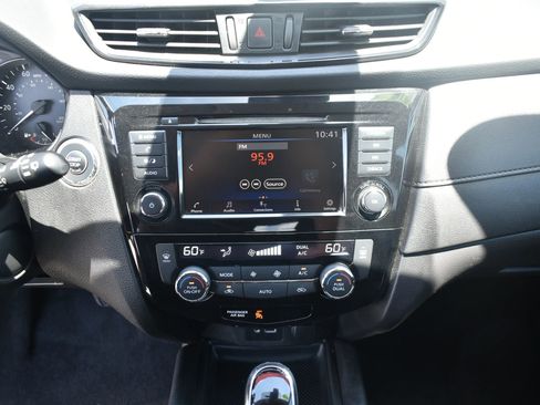 Used 2019 Nissan Rogue SV image 16