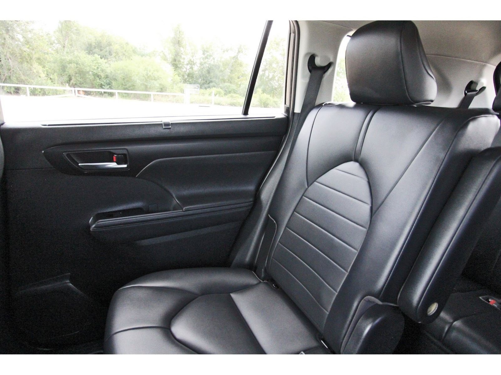 Used 2020 Toyota Highlander XLE AWD/4WD image 12