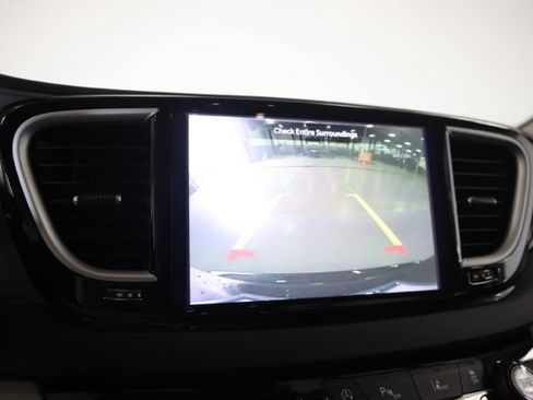 Used 2024 Chrysler Pacifica Touring-L FWD image 26