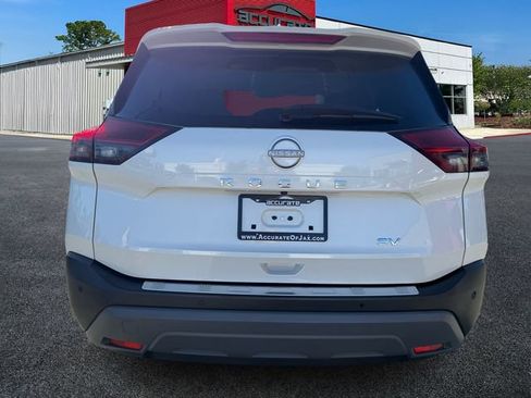 Used 2023 Nissan Rogue SV image 3