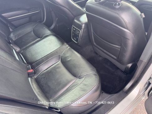 Used 2020 Chrysler 300 Limited RWD image 12