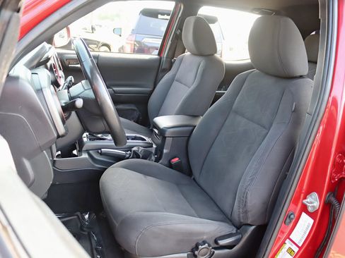 Used 2017 Toyota Tacoma TRD Off-Road AWD/4WD image 28