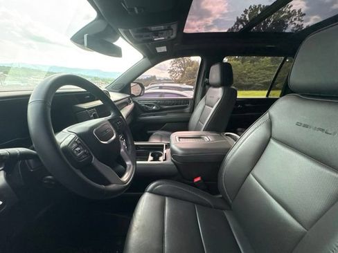 Used 2023 GMC Yukon XL Denali AWD/4WD image 10